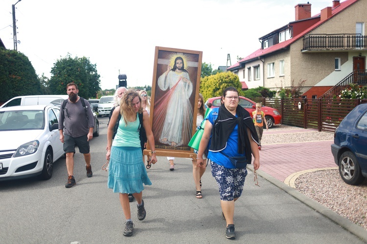 Parafia w drodze. Uczestnicy PMRDiK przyjęli sakramenty wtajemniczenia chrześcijańskiego