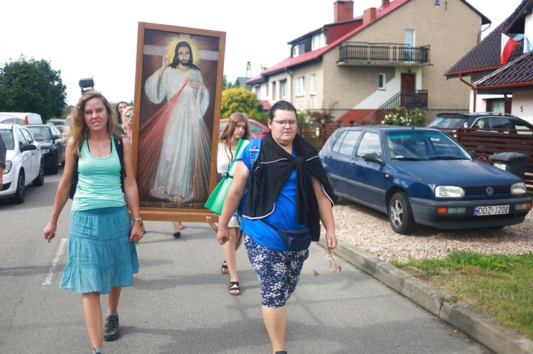 Parafia w drodze. Uczestnicy PMRDiK przyjęli sakramenty wtajemniczenia chrześcijańskiego