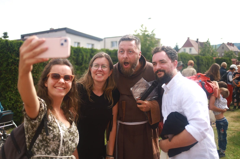 Parafia w drodze. Uczestnicy PMRDiK przyjęli sakramenty wtajemniczenia chrześcijańskiego