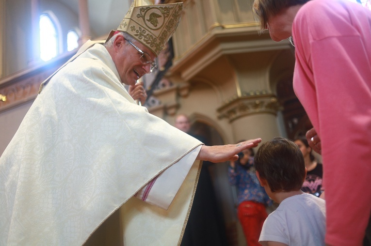 Parafia w drodze. Uczestnicy PMRDiK przyjęli sakramenty wtajemniczenia chrześcijańskiego