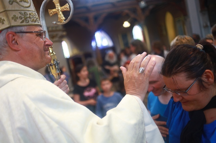 Parafia w drodze. Uczestnicy PMRDiK przyjęli sakramenty wtajemniczenia chrześcijańskiego