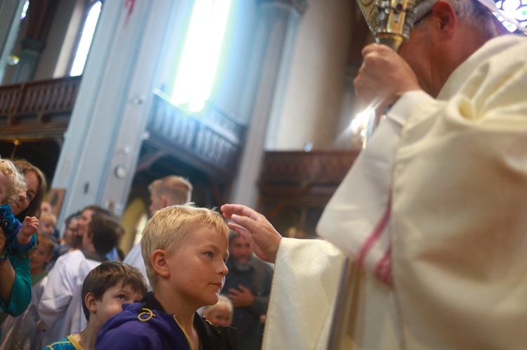 Parafia w drodze. Uczestnicy PMRDiK przyjęli sakramenty wtajemniczenia chrześcijańskiego