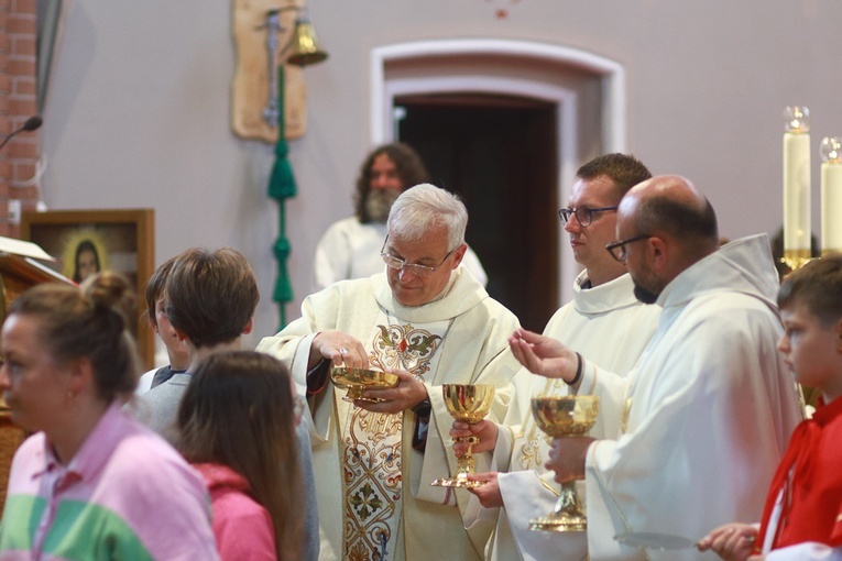 Parafia w drodze. Uczestnicy PMRDiK przyjęli sakramenty wtajemniczenia chrześcijańskiego