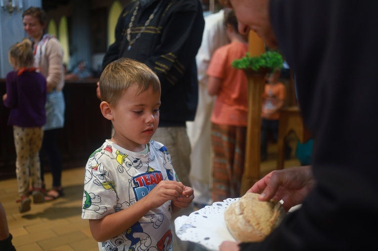 Parafia w drodze. Uczestnicy PMRDiK przyjęli sakramenty wtajemniczenia chrześcijańskiego