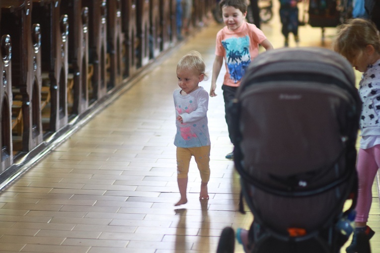 Parafia w drodze. Uczestnicy PMRDiK przyjęli sakramenty wtajemniczenia chrześcijańskiego