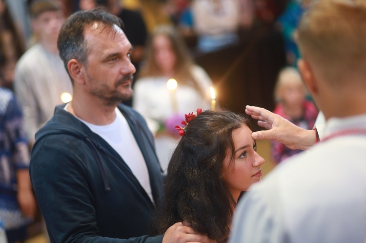 Parafia w drodze. Uczestnicy PMRDiK przyjęli sakramenty wtajemniczenia chrześcijańskiego