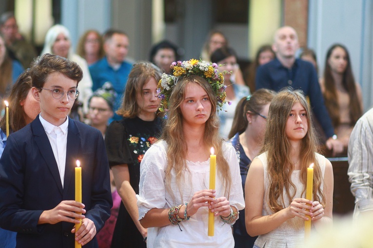 Parafia w drodze. Uczestnicy PMRDiK przyjęli sakramenty wtajemniczenia chrześcijańskiego