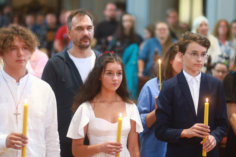 Parafia w drodze. Uczestnicy PMRDiK przyjęli sakramenty wtajemniczenia chrześcijańskiego