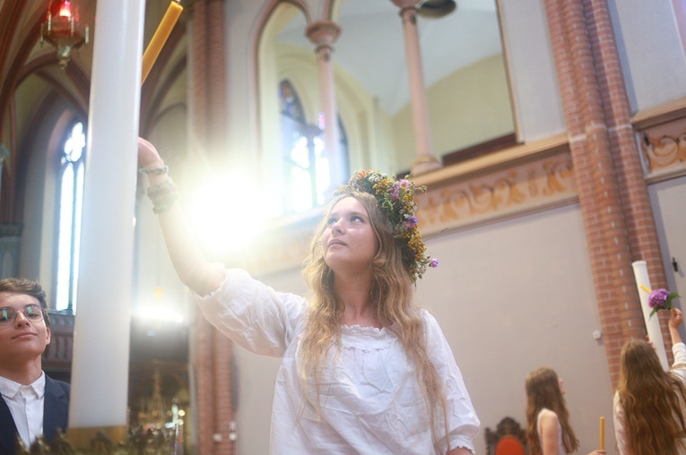 Parafia w drodze. Uczestnicy PMRDiK przyjęli sakramenty wtajemniczenia chrześcijańskiego