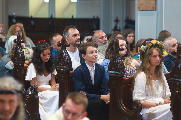 Parafia w drodze. Uczestnicy PMRDiK przyjęli sakramenty wtajemniczenia chrześcijańskiego