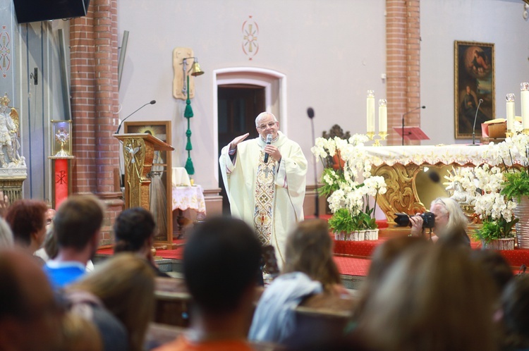 Parafia w drodze. Uczestnicy PMRDiK przyjęli sakramenty wtajemniczenia chrześcijańskiego