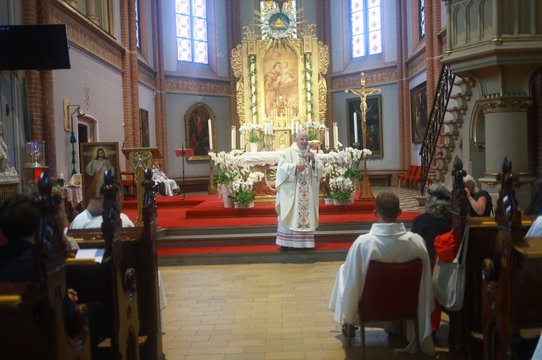 Parafia w drodze. Uczestnicy PMRDiK przyjęli sakramenty wtajemniczenia chrześcijańskiego