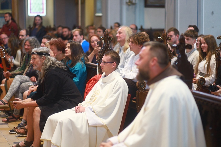 Parafia w drodze. Uczestnicy PMRDiK przyjęli sakramenty wtajemniczenia chrześcijańskiego