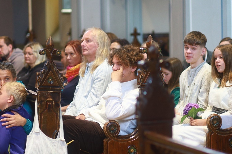 Parafia w drodze. Uczestnicy PMRDiK przyjęli sakramenty wtajemniczenia chrześcijańskiego