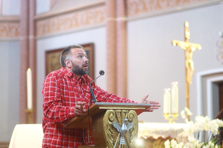 Parafia w drodze. Uczestnicy PMRDiK przyjęli sakramenty wtajemniczenia chrześcijańskiego