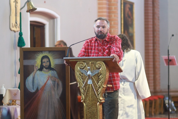 Parafia w drodze. Uczestnicy PMRDiK przyjęli sakramenty wtajemniczenia chrześcijańskiego