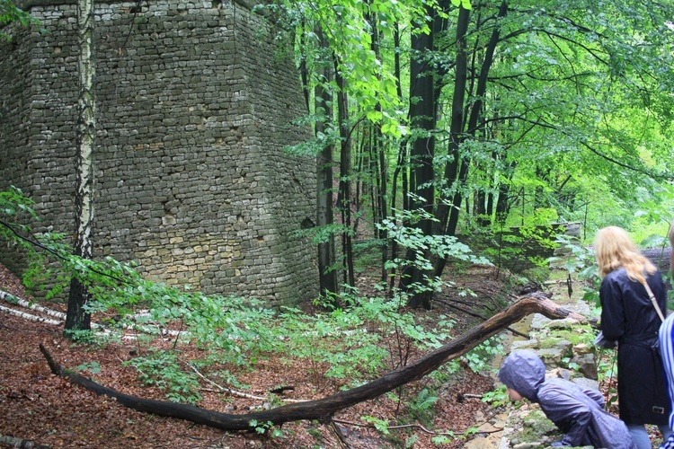 Wycieczka śladami dawnych pustelni i pustelników z Góry Świętej Anny