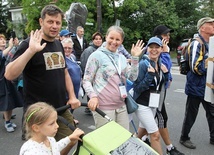 Pielgrzymi z wielu rejonów diecezji wyruszyli na Jasną Górę z Wilamowic przed południem 6 sierpnia.