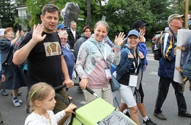 Pielgrzymi z wielu rejonów diecezji wyruszyli na Jasną Górę z Wilamowic przed południem 6 sierpnia.