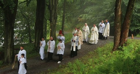 Mgła, koce i gorąca modlitwa