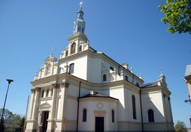 Jedlnia koło Radomia, kościół pw. św. Mikołaja, gdzie trwała modlitwa za ofiary wypadku.