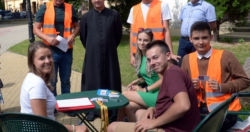 O zapisy na pielgrzymkę, która pójdzie na Jasną Górę w kolumnie opoczyńskiej, zadbali młodzi z parafii.  