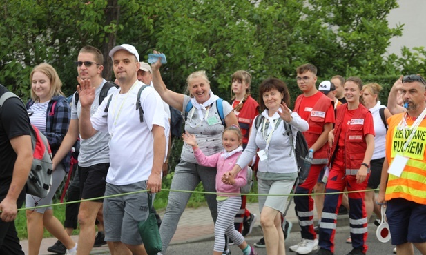 Z radością rozpoczęli 36. andrychowską wędrówkę do Matki...