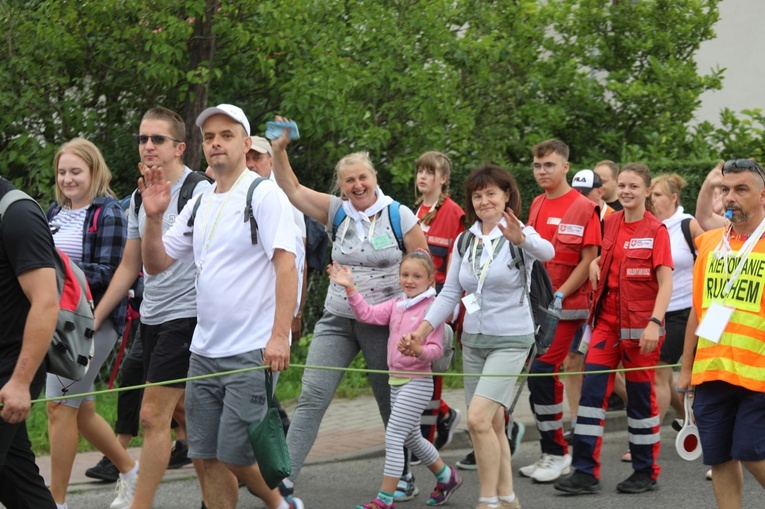 Z radością rozpoczęli 36. andrychowską wędrówkę do Matki...