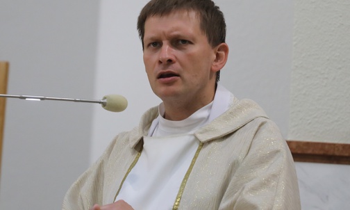 Ks. Sławomir Młodzik, przewodnik pielgrzymki. 