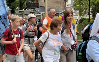 Pątnicy z Cieszyna już przy kościele św. Jerzego muszą pokonać pierwsze strome podejście...