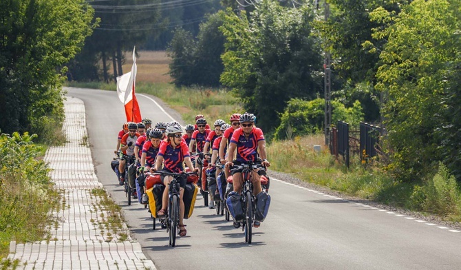 Kąpiele błotne, awarie i latająca odzież. NINIWA Team mknie na północ - pierwszy tysiąc kilometrów i trzy kraje już za nimi