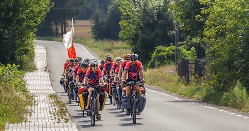 Kąpiele błotne, awarie i latająca odzież. NINIWA Team mknie na północ - pierwszy tysiąc kilometrów i trzy kraje już za nimi