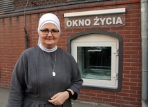 Demolowanie i kradzieże przy wrocławskim oknie życia. Zakonnica apeluje o pomoc