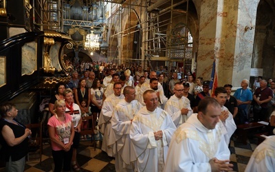 Uroczysta Eucharystia w klasztorze ojców cystersów.