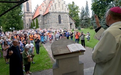 Pielgrzymów i tych, którzy ich odprowadzali, pobłogosławił bp Piotr Turzyński.