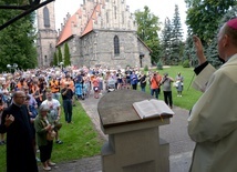 Pielgrzymów i tych, którzy ich odprowadzali, pobłogosławił bp Piotr Turzyński.