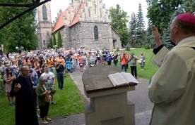 Pielgrzymów i tych, którzy ich odprowadzali, pobłogosławił bp Piotr Turzyński.