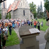 Pielgrzymów i tych, którzy ich odprowadzali, pobłogosławił bp Piotr Turzyński.