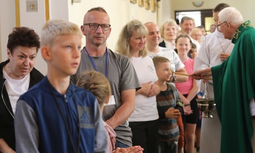 Ks. prał. Raszka pobłogosławił na drogę wszystkich 210 pielgrzymów...
