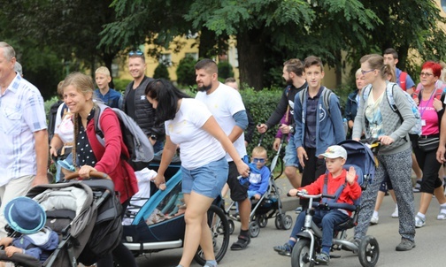 Tradycyjnie znaczącą grupę czechowickich pielgrzymów stanowiły rodziny z dziećmi.