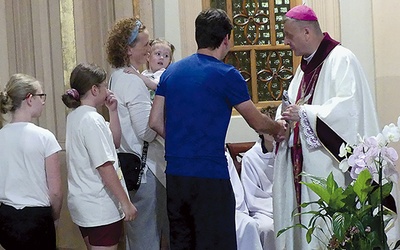 	Bp Roman Pindel otrzymał pakiet przyjaciela pielgrzymki z rąk rodziny Agnieszki i Grzegorza Tomasów.