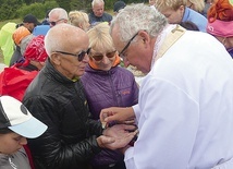 	Krawcowy Wierch. Ks. Henryk Zątek namaszcza olejkiem radości małżonków – Marię i Jana Kotysów z Ujsoł.