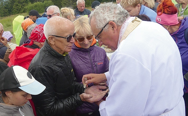 	Krawcowy Wierch. Ks. Henryk Zątek namaszcza olejkiem radości małżonków – Marię i Jana Kotysów z Ujsoł.
