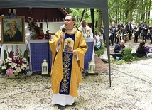 Ksiądz Dariusz Mależyna przewodniczył uroczystościom w „bukowej bazylice”.