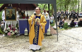 Ksiądz Dariusz Mależyna przewodniczył uroczystościom w „bukowej bazylice”.