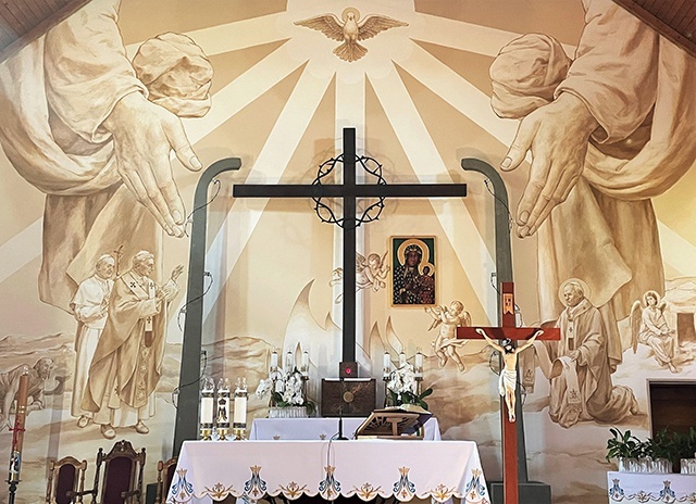 	O wyjątkowej historii kościoła przypomina polichromia w prezbiterium, dzieło bielskiego artysty Wiesława Wnętrzaka.
