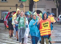 Pielgrzymi wyruszyli z Łowicza na Jasną Górę 6 sierpnia. Kolejny rok w strugach deszczu... 