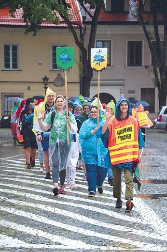 Pielgrzymi wyruszyli z Łowicza na Jasną Górę 6 sierpnia. Kolejny rok w strugach deszczu... 