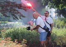 	Hołd powstańcom składały wszystkie pokolenia elblążan.