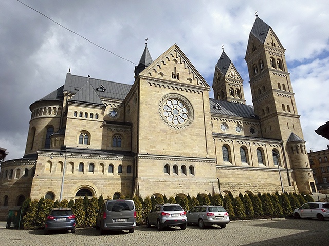 	Monumentalna świątynia w Bytomiu na Rozbarku. Architekt Max Giemsa wzorował się na katedrze w Limburgu w Niemczech.